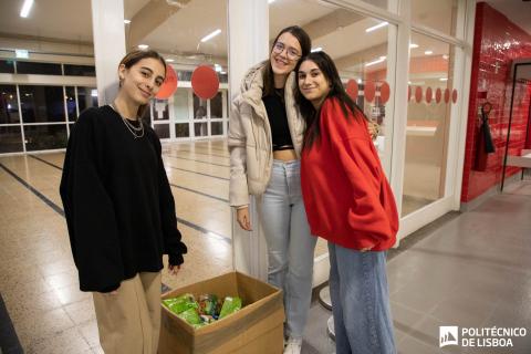 Carolina, Cláudia e Filipa, da Comissão da Residentes no Jantar de Natal da Residência Maria Beatriz Carolina, Cláudia e Filipa, da Comissão da Residentes no Jantar de Natal da Residência Maria Beatriz